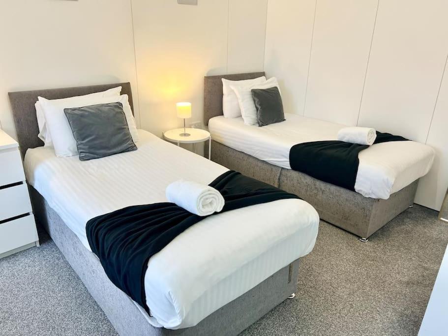 Large Townhouse 5 Beds With Two Parking Spaces - Manchester City Centre ภายนอก รูปภาพ