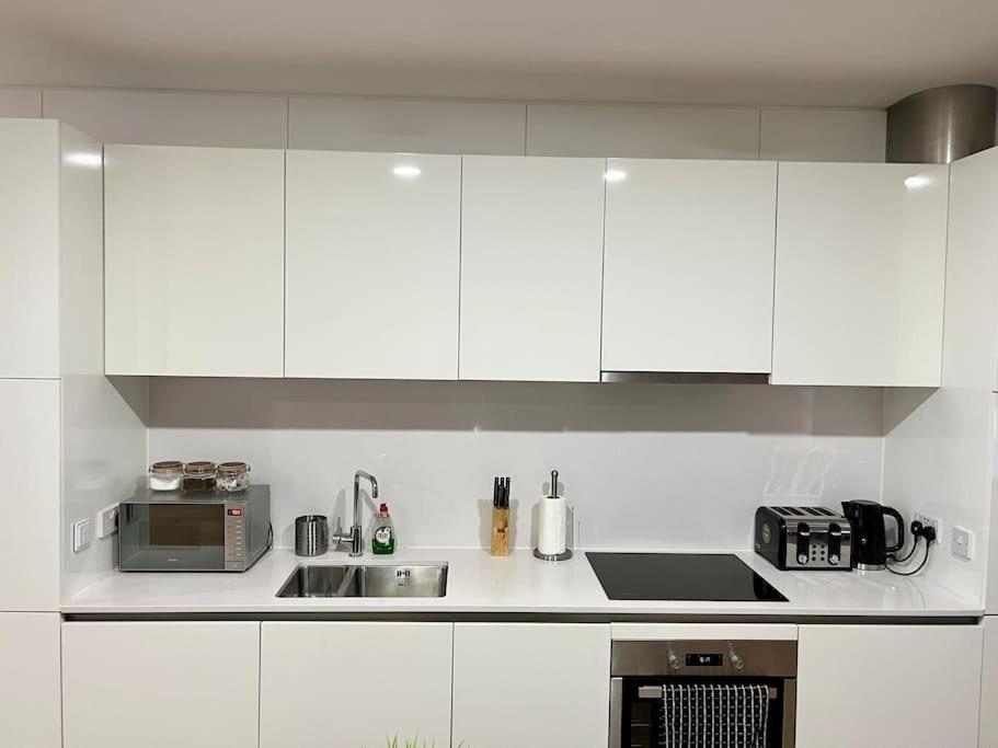 Large Townhouse 5 Beds With Two Parking Spaces - Manchester City Centre ภายนอก รูปภาพ
