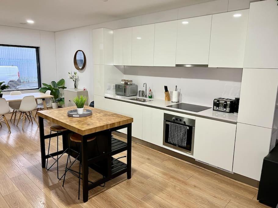 Large Townhouse 5 Beds With Two Parking Spaces - Manchester City Centre ภายนอก รูปภาพ