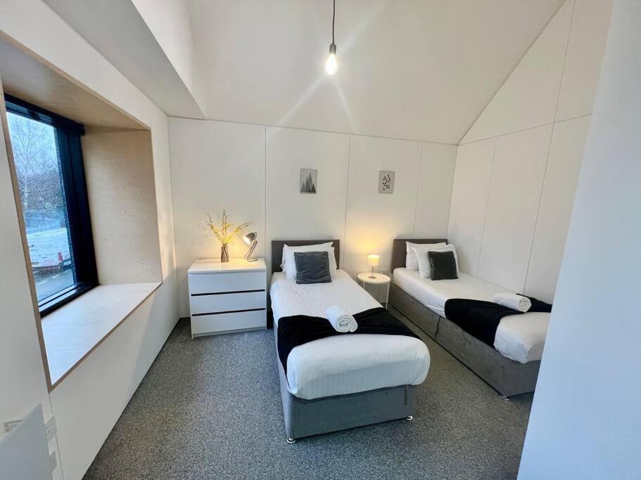 Large Townhouse 5 Beds With Two Parking Spaces - Manchester City Centre ภายนอก รูปภาพ
